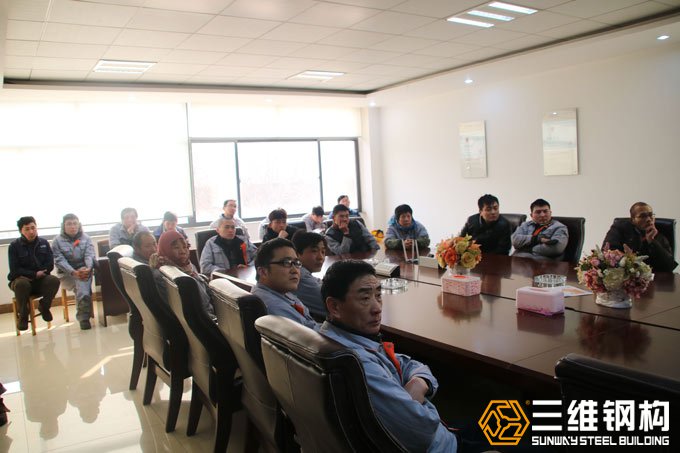 公司各部門領(lǐng)導(dǎo)對消防知識進(jìn)行學(xué)習(xí)